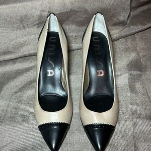 UNISA Women’s Two Tone Pointed Toe Pumps Size 7